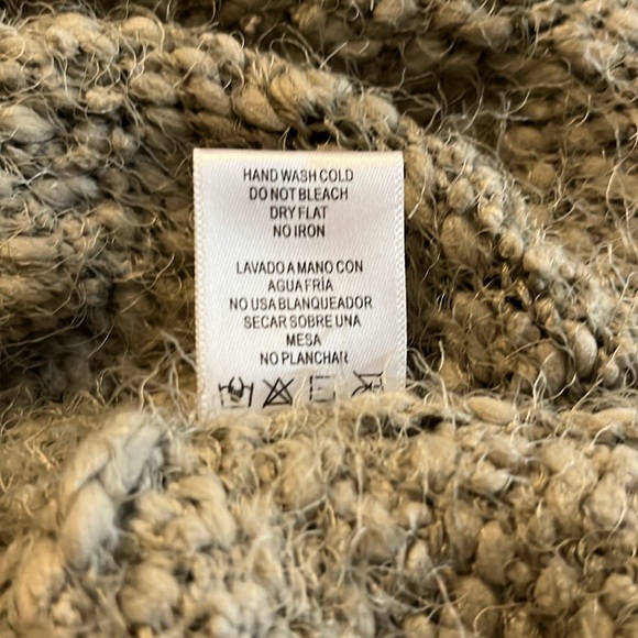 Ladies sweater sage green. Large very soft and warm V-neck. NWT - Picture 5 of 6